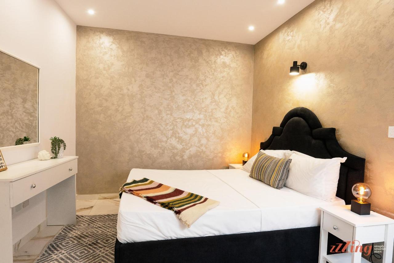 Stunning Holiday Villa With A Heated Jacuzzi 圣保罗湾城 外观 照片